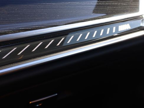 Used 2025 BMW X7 M60i image 21