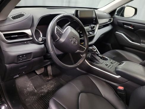 Used 2023 Toyota Highlander XLE AWD/4WD image 13