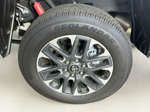 Used 2025 Toyota Tundra Limited AWD/4WD image 11