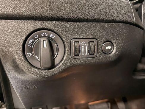 Used 2018 Chrysler 300 Touring image 29