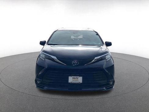 Used 2025 Toyota Sienna XLE image 4