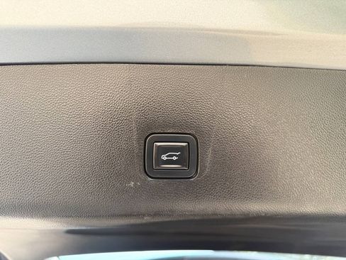 Used 2023 Chevrolet Traverse LT AWD/4WD image 17