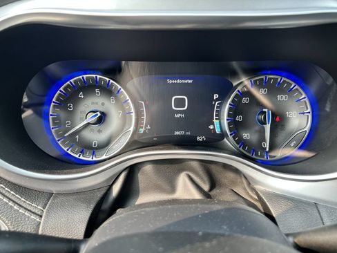 Certified 2025 Chrysler Pacifica Limited FWD image 9