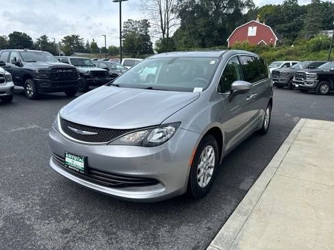 Certified 2018 Chrysler Pacifica Touring w/ Security Group FWD image 3