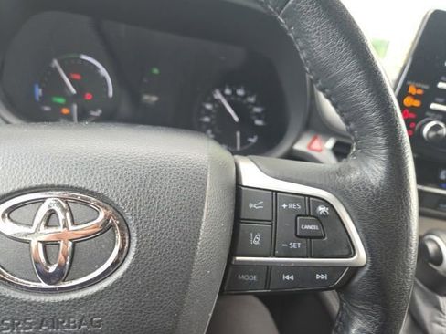Used 2022 Toyota Sienna XLE AWD/4WD image 6