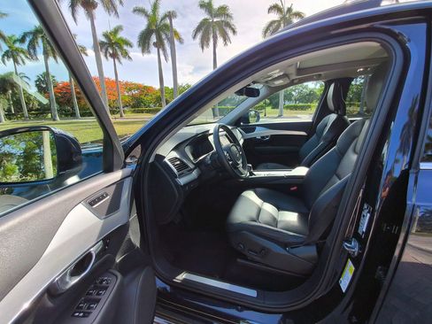 Used 2017 Volvo XC90 T5 Momentum w/ Vision Package FWD image 10
