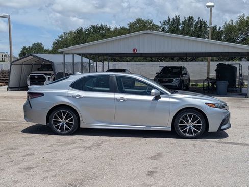 Used 2022 Toyota Camry SE w/ Audio Upgrade Package FWD image 4