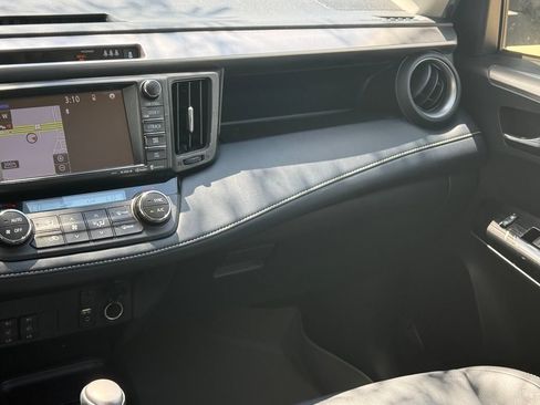 Used 2018 Toyota RAV4 Limited FWD image 22
