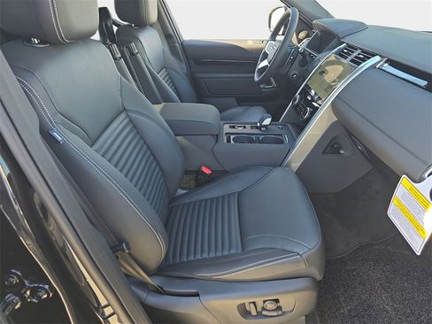 New 2025 Land Rover Discovery S image 10