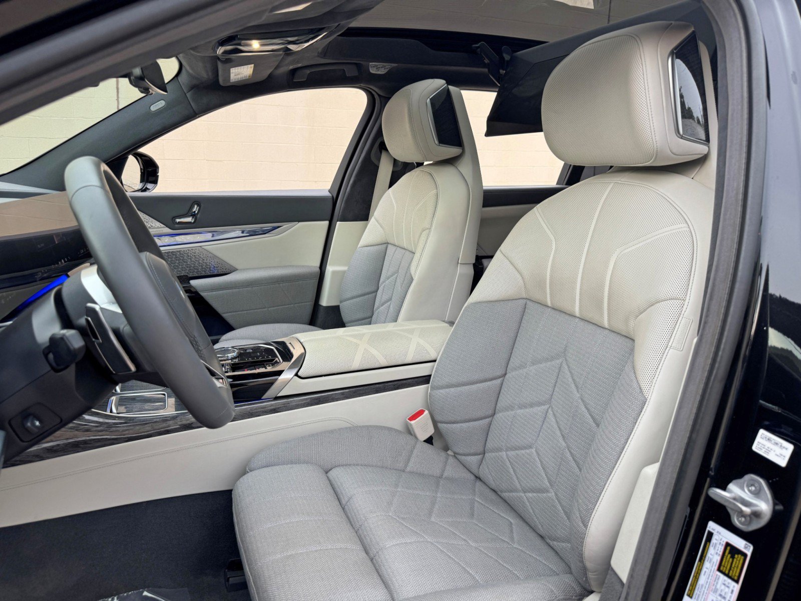 Used 2023 BMW 760i xDrive AWD/4WD image 55