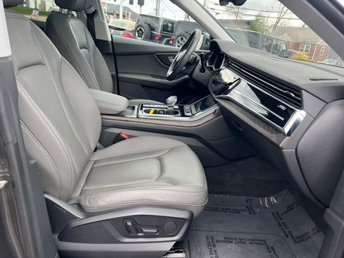 Used 2022 Audi Q8 Premium image 31