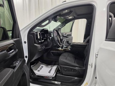 Used 2024 Chevrolet Silverado 1500 LT Trail Boss w/ Convenience Package II image 12