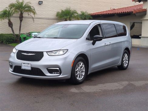 Used 2024 Chrysler Pacifica Touring-L image 1