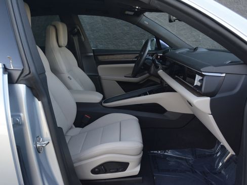 Certified 2025 Porsche Macan 4S Electric image 27