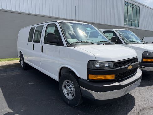 New 2026 Chevrolet Express 3500 Extended RWD image 2