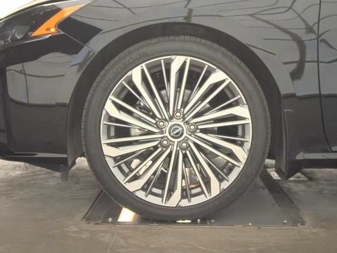 Used 2025 Nissan Altima 2.5 SL FWD image 5
