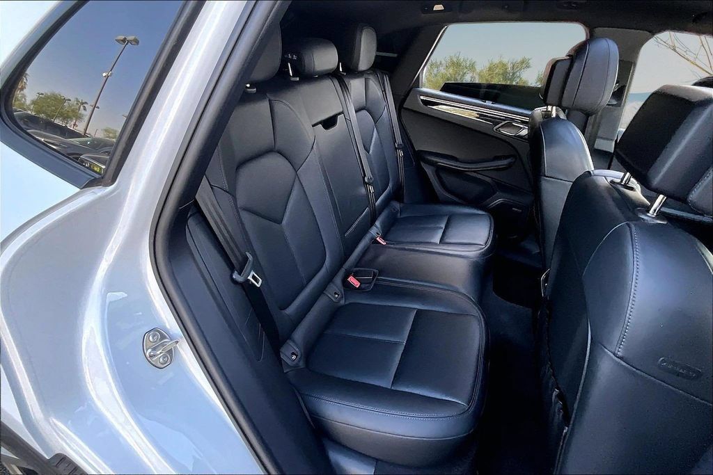 Used 2024 Porsche Macan AWD/4WD image 27