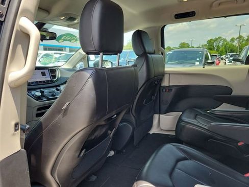 Used 2023 Chrysler Pacifica Touring-L FWD image 15