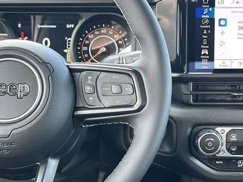 Used 2025 Jeep Gladiator Sport AWD/4WD image 9