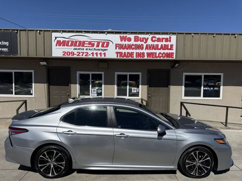 Used 2019 Toyota Camry SE FWD image 2