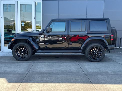 Used 2023 Jeep Wrangler Unlimited Sahara AWD/4WD image 6