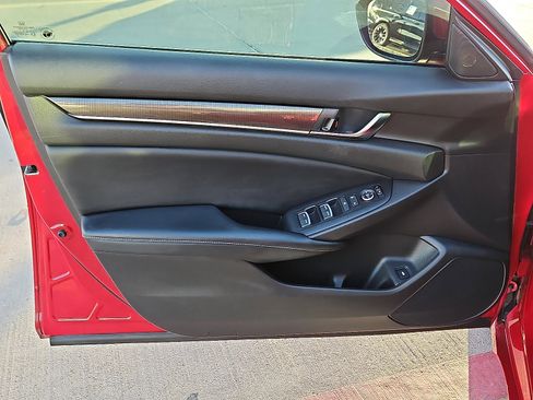 Used 2018 Honda Accord Sport image 13