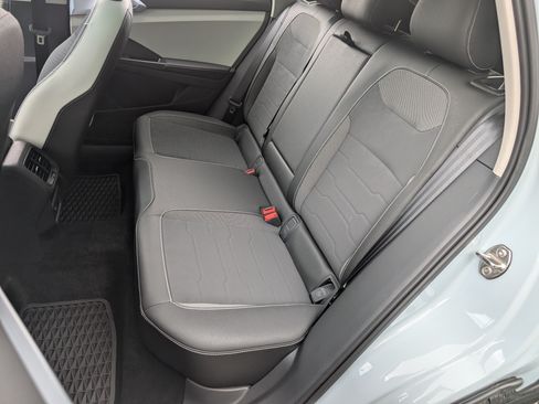 Used 2025 Volkswagen Taos SE w/ Panoramic Sunroof Package FWD image 18