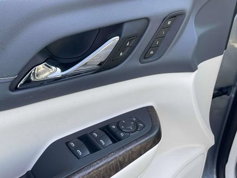 Certified 2021 GMC Acadia Denali w/ Denali Technology Package FWD image 17