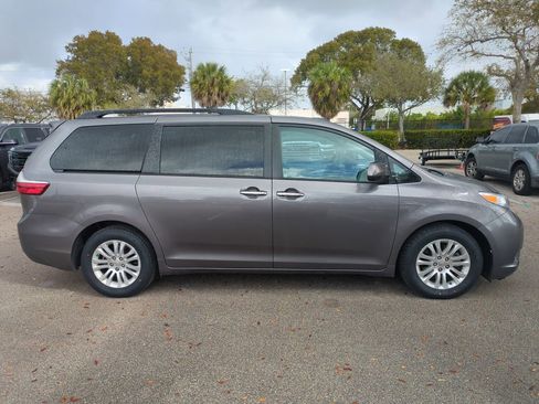 Used 2015 Toyota Sienna XLE Premium image 5
