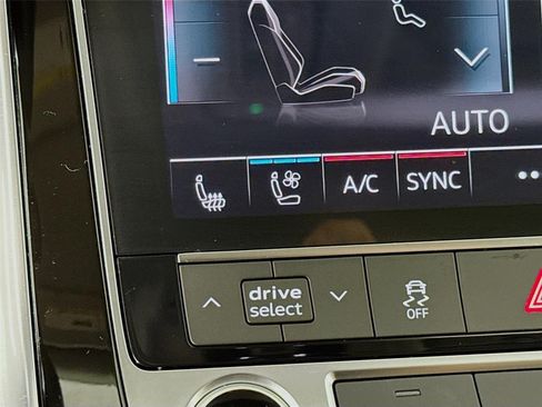 Used 2025 Audi Q8 Premium Plus AWD/4WD image 24
