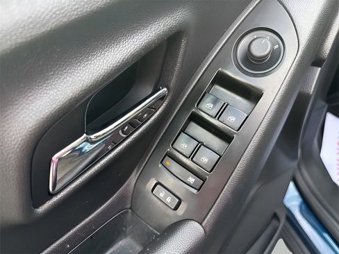 Used 2020 Chevrolet Trax LT w/ LT Convenience Package image 21