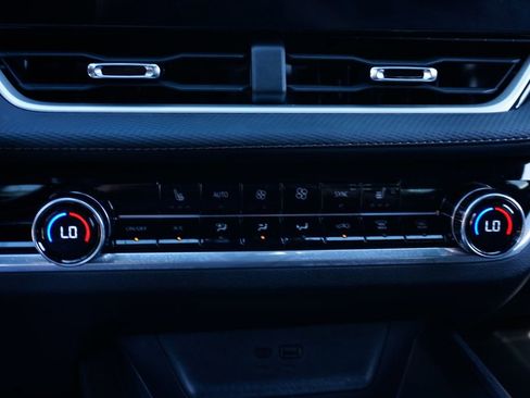 Used 2025 Chevrolet Equinox LT w/ Convenience Package II image 32