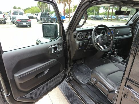 Used 2023 Jeep Wrangler Unlimited Sahara w/ Cold Weather Group AWD/4WD image 8