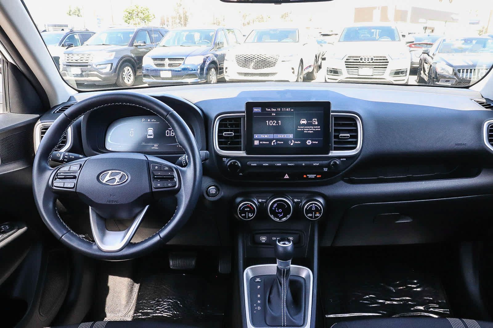 Used 2024 Hyundai Venue SEL FWD image 17