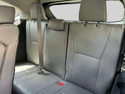 Used 2024 Toyota Highlander XLE AWD/4WD image 17