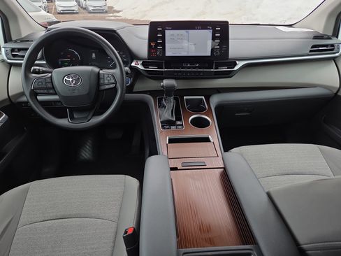 Certified 2024 Toyota Sienna LE image 21