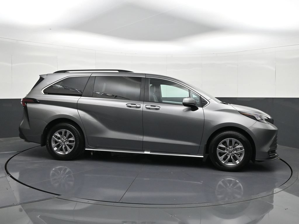 Used 2026 Toyota Sienna XLE FWD image 6
