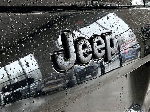 Used 2021 Jeep Cherokee Latitude Plus AWD/4WD image 9