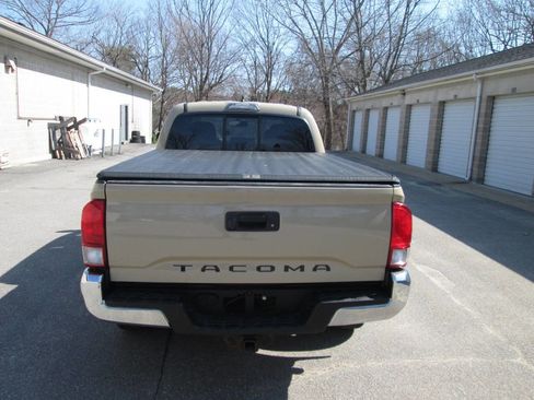 Used 2016 Toyota Tacoma TRD Off-Road w/ Towing Package image 10