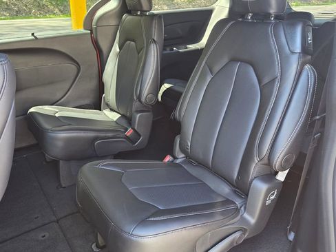 Used 2026 Chrysler Pacifica Select FWD image 24