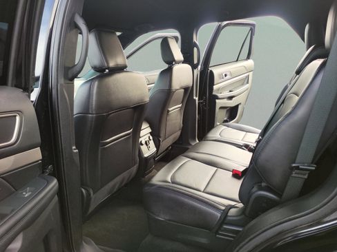 Used 2018 Ford Explorer XLT image 18