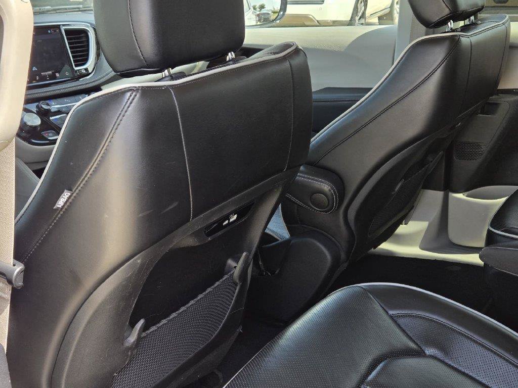Used 2023 Chrysler Pacifica Limited FWD image 29