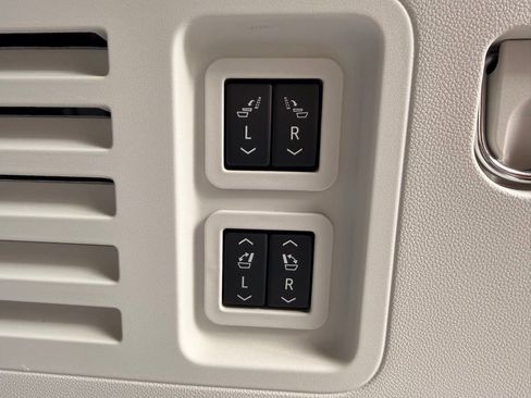 Used 2025 GMC Acadia Denali w/ Super Cruise Package image 9