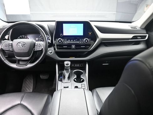 Used 2024 Toyota Highlander XLE FWD image 9