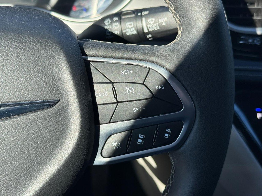 Certified 2024 Chrysler Pacifica Limited FWD image 16