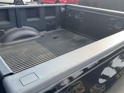 Used 2019 Nissan Titan SV w/ SV Convenience Package image 36