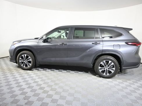Used 2024 Toyota Highlander XLE AWD/4WD image 3