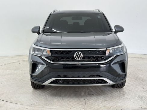 Used 2022 Volkswagen Taos SE w/ Panoramic Sunroof Package FWD image 6