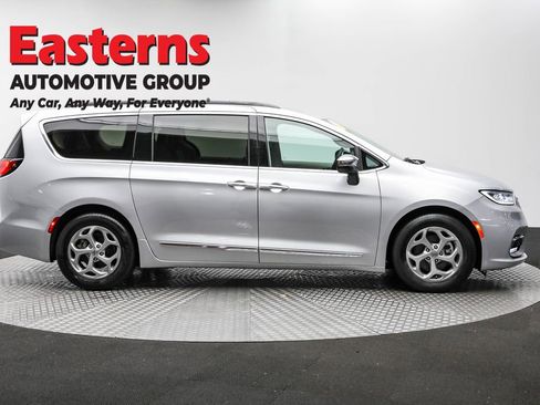 Used 2023 Chrysler Pacifica Limited image 4
