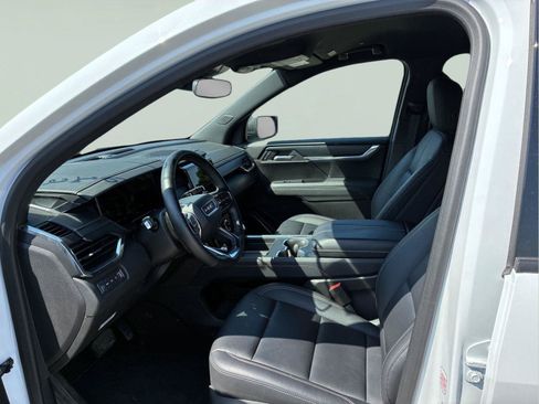 Used 2025 GMC Acadia Elevation w/ Elevation Premium Package AWD/4WD image 17